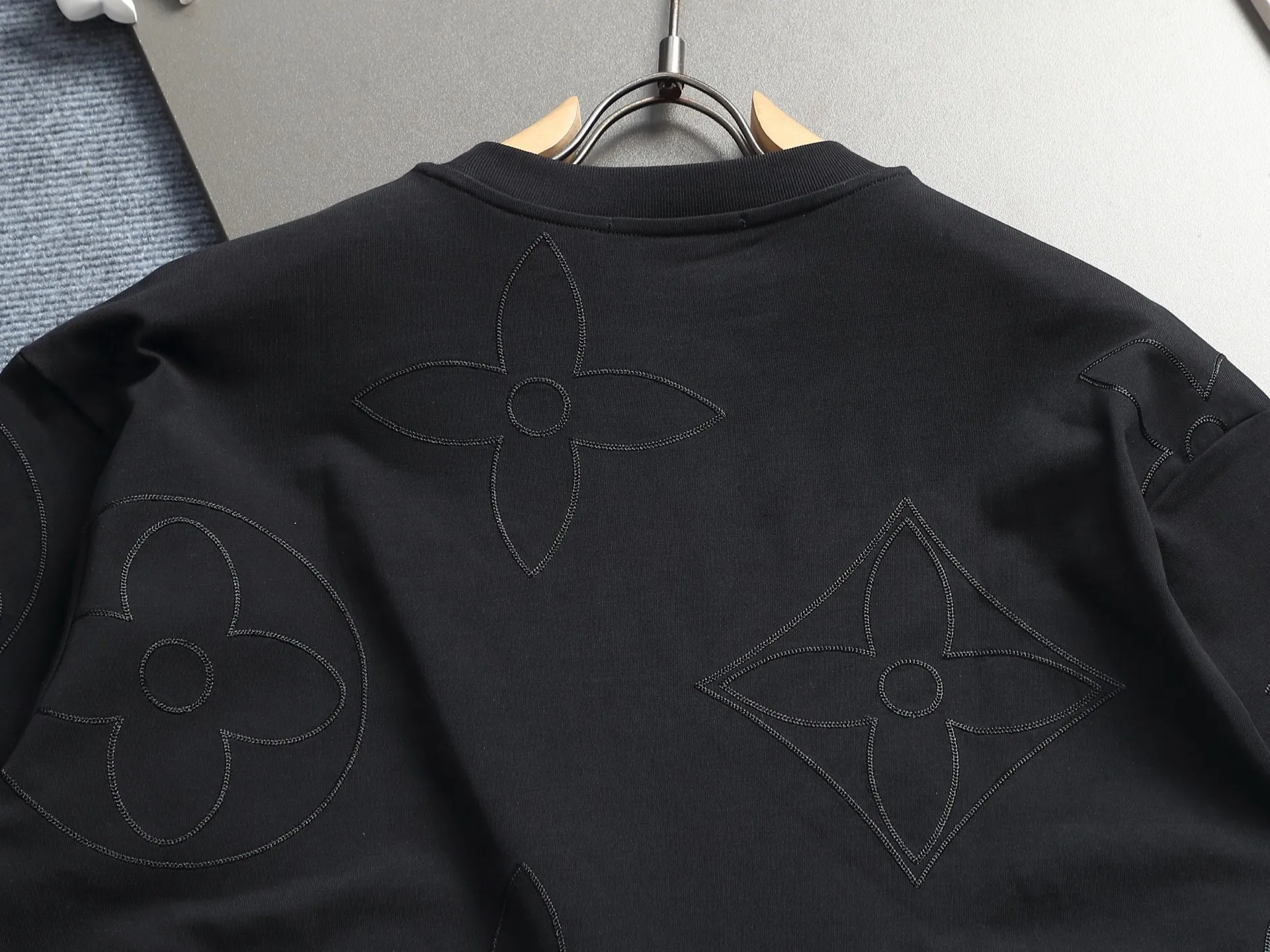 🅿️220 Louis Vuitton/Louis Vuitton The large logo is exquisitely upgraded, inspired by the retro embroidery of the 1980s. The original fabric is the same as the official short-sleeved T-shirt 320 grams. The fabric is dyed in the same vat. It feels very comfortable. The latest brick cabinet synchronization for spring and summer. Fashionable and personalized. Super versatile and good-looking. Very suitable for both men and women. A must-have for everyone. Hang tag. Collar label. Washed wheat. Three labels are complete. Color: black white. Size: S M L XL